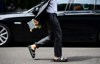 accessory-gold-studded-black-sliders-and-box-purse-le-21eme9760-le-21eme-adam-katz-sinding-laura-comolli-milan-mens-fashion-week-spring-summer-2016_aks7504